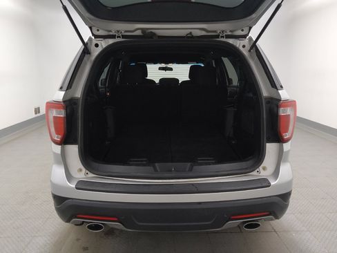 Used 2018 Ford Explorer XLT FWD image 29