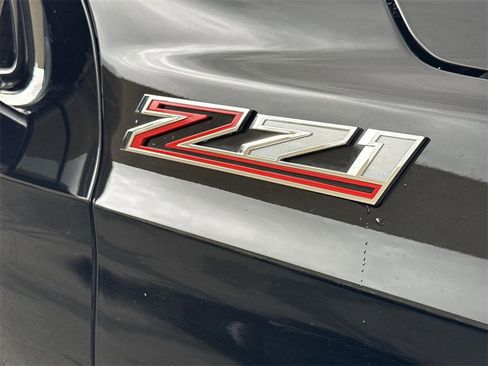 Used 2025 Chevrolet Suburban Z71 image 27