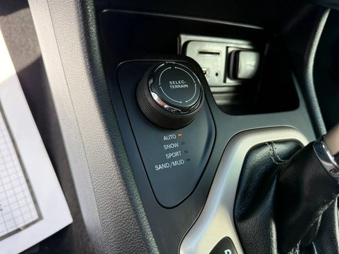 Used 2016 Jeep Cherokee Limited AWD/4WD image 22