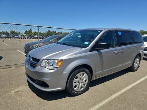 Used 2018 Dodge Grand Caravan SE w/ UConnect Hands-Free Group FWD image 6