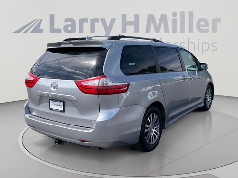 Used 2018 Toyota Sienna XLE FWD image 5