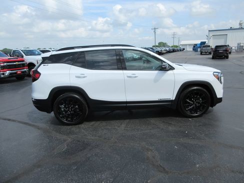 Used 2024 GMC Terrain SLT w/ Infotainment Package II FWD image 5