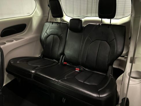 Used 2024 Chrysler Pacifica Touring-L image 24