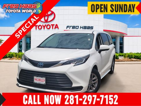 Used 2022 Toyota Sienna LE FWD image 1