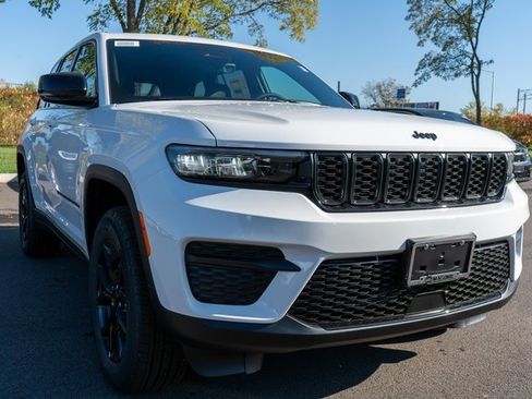 New 2025 Jeep Grand Cherokee Altitude image 4