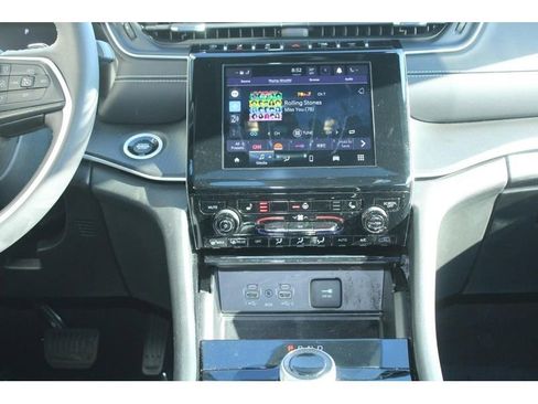 Used 2023 Jeep Grand Cherokee Altitude image 17