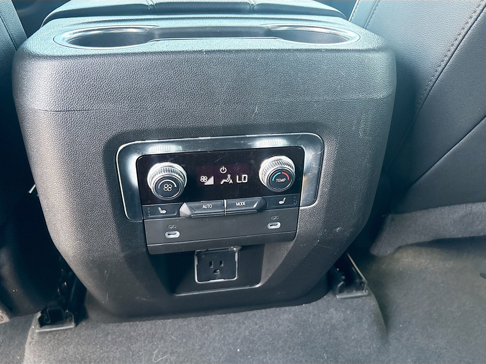 Used 2024 GMC Yukon SLT w/ SLT Luxury Package RWD image 25