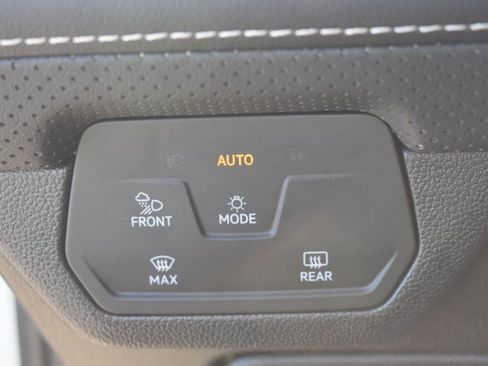 Used 2025 Volkswagen Atlas SE w/ Panoramic Sunroof Package FWD image 29