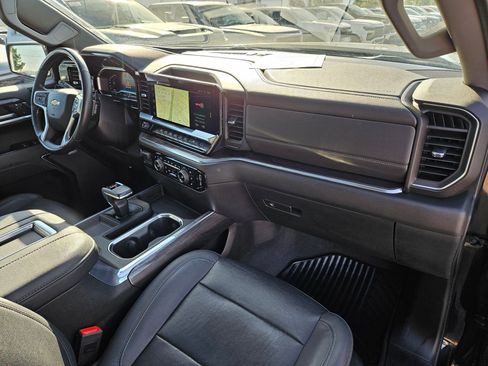 Used 2022 Chevrolet Silverado 1500 LTZ w/ LTZ Premium Package AWD/4WD image 33