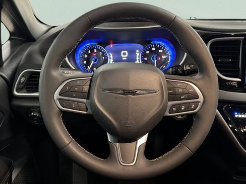Used 2025 Chrysler Pacifica Select FWD image 38