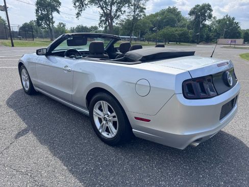 Used 2013 Ford Mustang Convertible RWD image 10