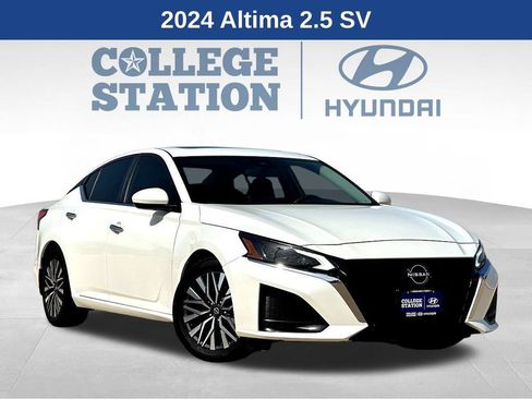 Used 2024 Nissan Altima 2.5 SV w/ SV Premium Package FWD image 1