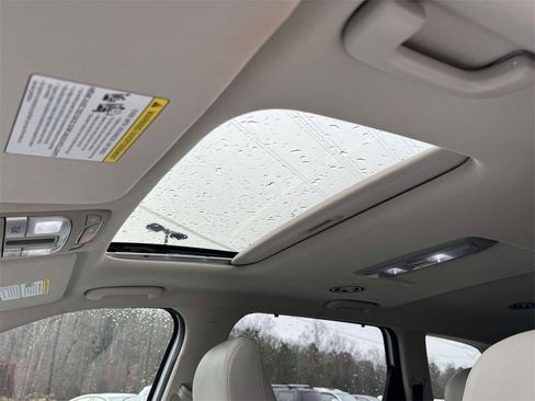 Used 2024 Kia Telluride EX w/ EX Captain's Chair Package image 22