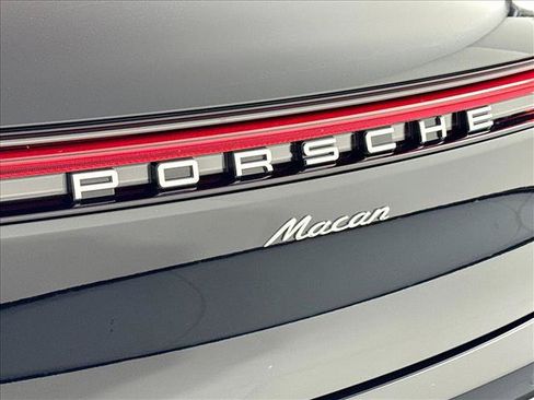 Certified 2025 Porsche Macan AWD/4WD image 8