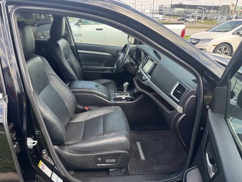 Used 2018 Toyota Highlander XLE AWD/4WD image 16