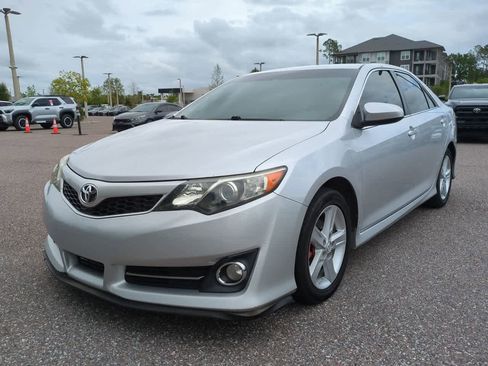 Used 2014 Toyota Camry SE image 2