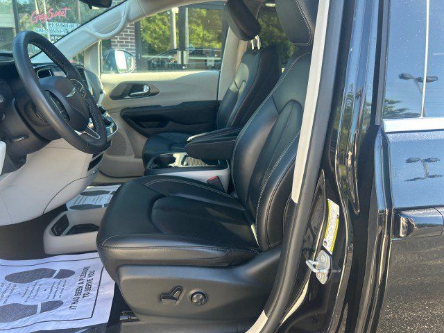 Used 2023 Chrysler Pacifica Touring-L FWD image 12