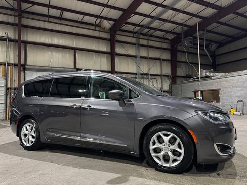 Used 2017 Chrysler Pacifica Touring-L Plus w/ Advanced Safetytec Group image 3