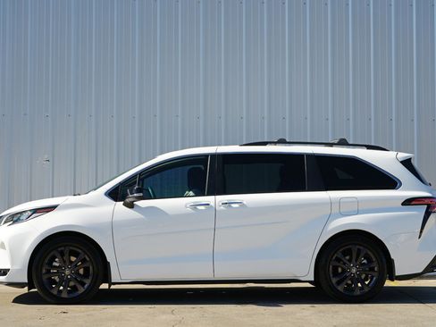 Used 2024 Toyota Sienna XSE w/ XSE Premium Package image 9