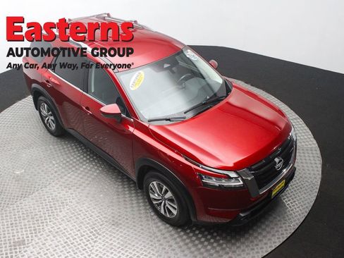 Used 2022 Nissan Pathfinder SL image 3