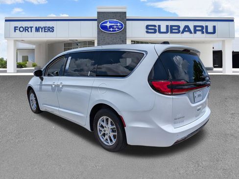Used 2023 Chrysler Pacifica Touring-L FWD image 6