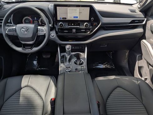 Certified 2026 Toyota Highlander XSE image 11