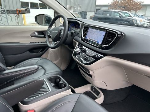 Certified 2024 Chrysler Pacifica Touring-L image 38