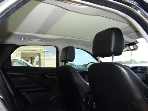 Used 2017 Jaguar F-PACE Premium image 28