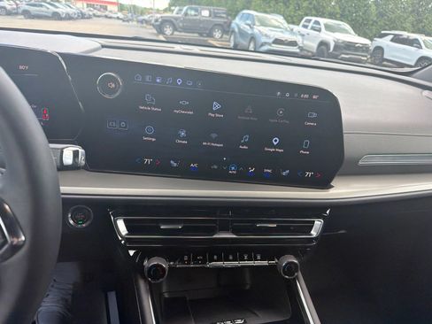 Used 2025 Chevrolet Traverse LT w/ Driver Confidence Package FWD image 11