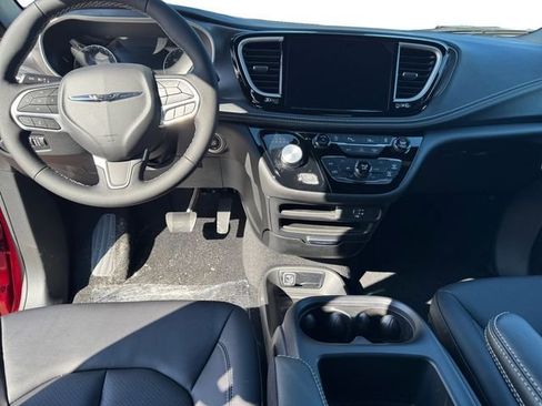 New 2026 Chrysler Pacifica Select AWD/4WD image 17