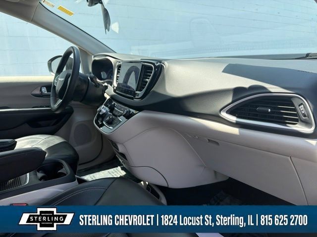 Used 2023 Chrysler Pacifica Touring-L FWD image 11