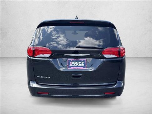 Used 2017 Chrysler Pacifica Touring w/ Tire & Wheel Group FWD image 6