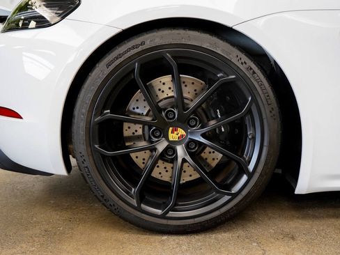 Used 2020 Porsche 718 Boxster Spyder RWD image 19