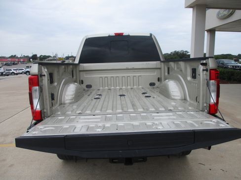 Used 2017 Ford F250 Lariat w/ Lariat Value Package image 9