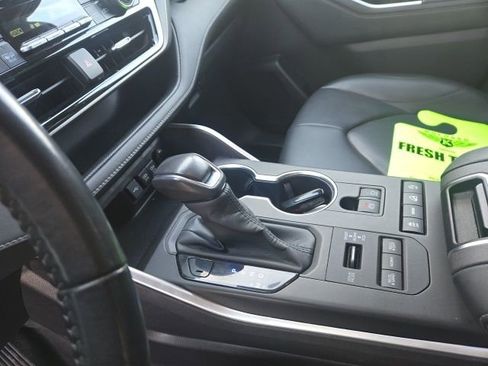 Used 2020 Toyota Highlander XLE image 16