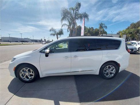 Used 2023 Chrysler Pacifica Limited FWD image 9