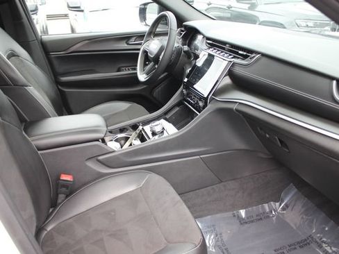 Used 2023 Jeep Grand Cherokee Altitude AWD/4WD image 34