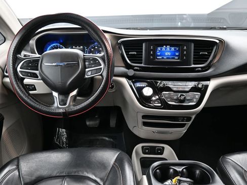 Used 2017 Chrysler Pacifica Touring-L image 19