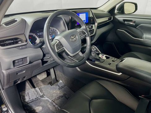 Used 2023 Toyota Highlander XLE AWD/4WD image 9