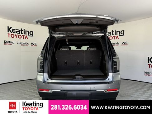 Used 2025 Chevrolet Suburban LT w/ Comfort Package RWD image 17