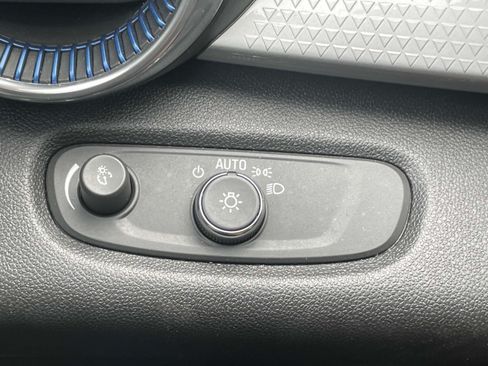 Used 2025 Chevrolet Trax LT FWD image 18