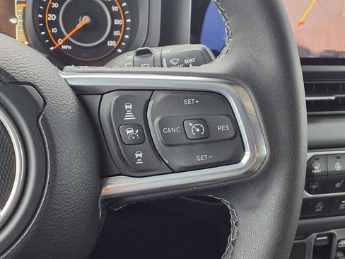 Used 2025 Jeep Wrangler Unlimited Sahara AWD/4WD image 16