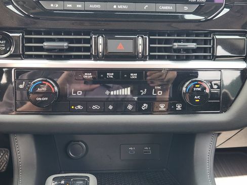 Used 2025 Nissan Pathfinder SV w/ SV Premium Package FWD image 14