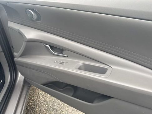 Used 2023 Hyundai Elantra SEL image 11