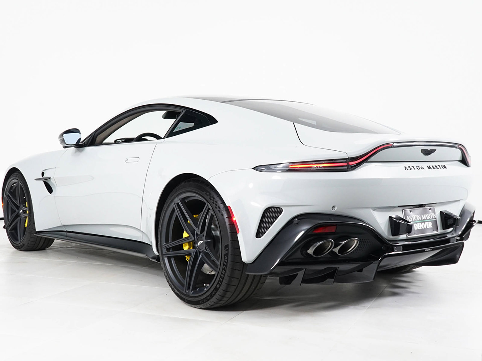 Used 2026 Aston Martin V8 Vantage Coupe RWD image 18