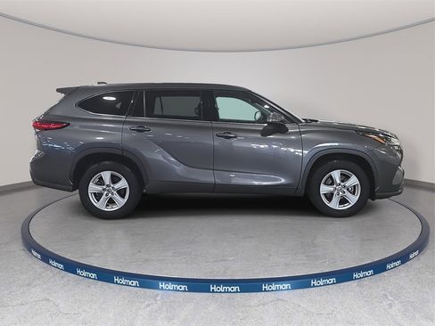 Used 2022 Toyota Highlander LE image 5
