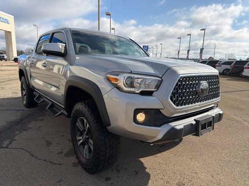 Used 2019 Toyota Tacoma TRD Off-Road image 3