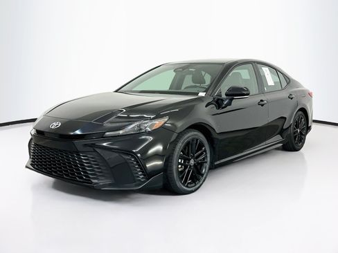 Used 2025 Toyota Camry SE FWD image 3