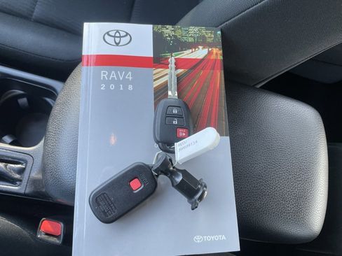 Used 2018 Toyota RAV4 LE image 40