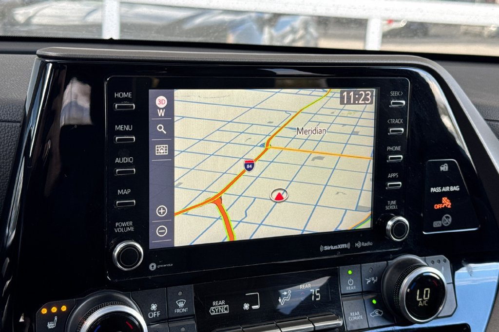 Used 2021 Toyota Highlander XLE AWD/4WD image 23
